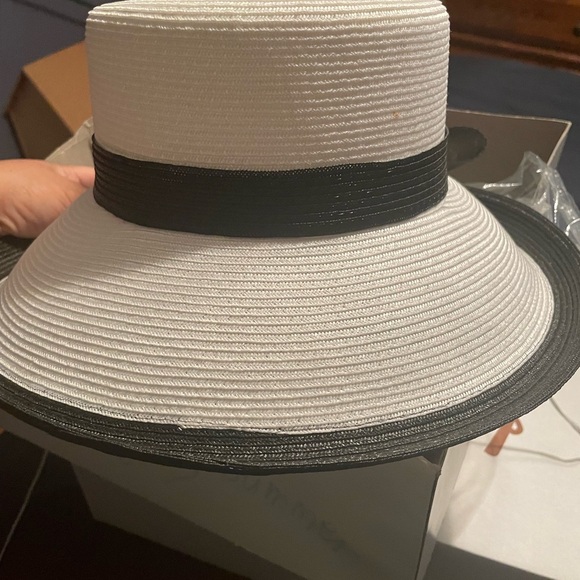 Elegant Black and White Women\'s Hat